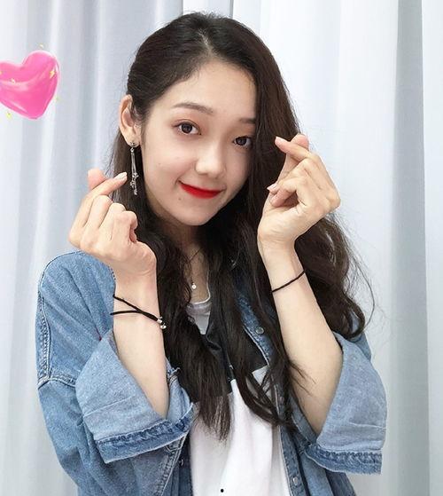 希林娜依最新爆料,揭秘她的成长故事与音乐梦想 第2张 希林娜依最新爆料,揭秘她的成长故事与音乐梦想 第2张